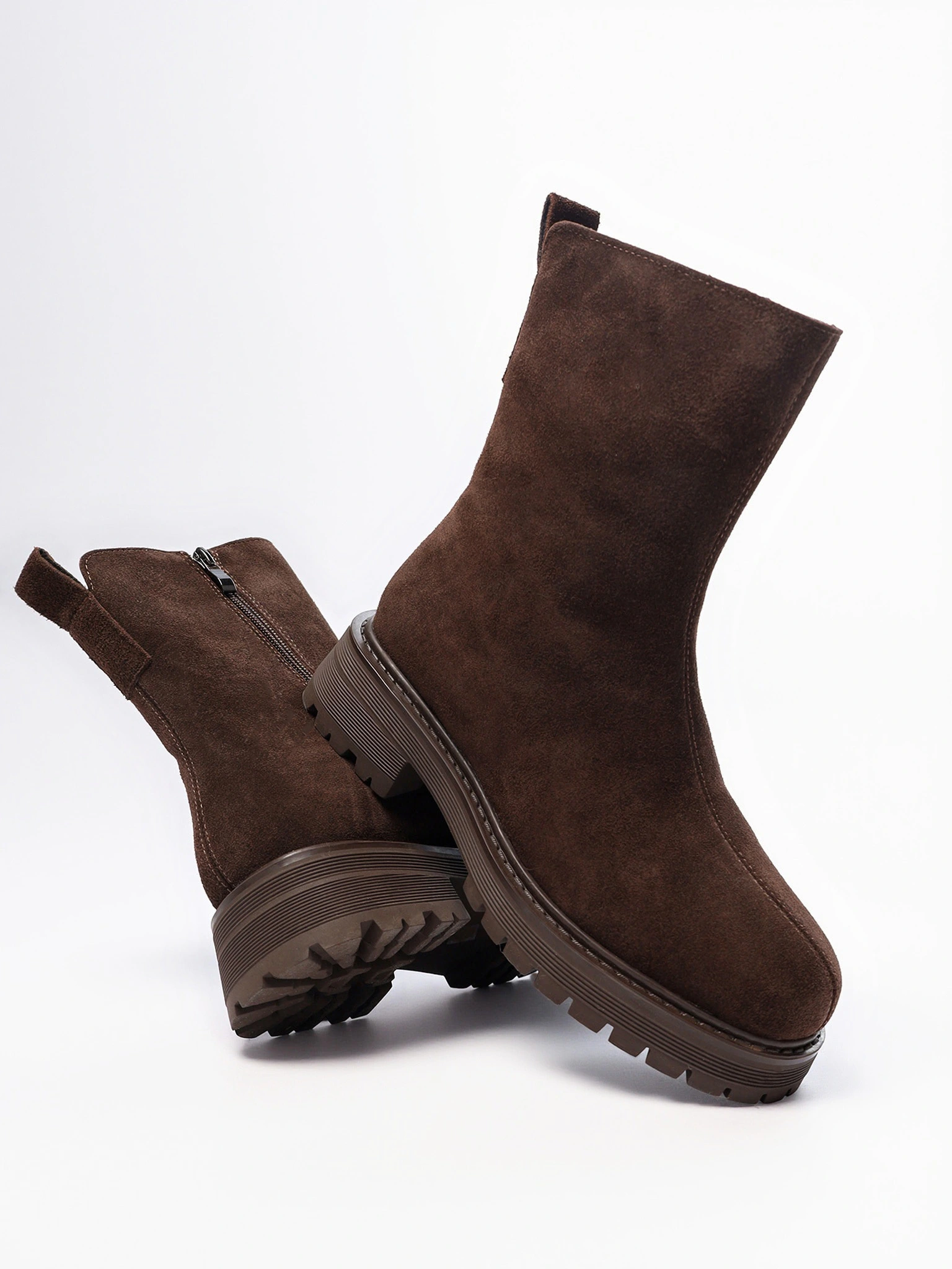 Ботинки темно-коричневого цвета из рельефной подошве